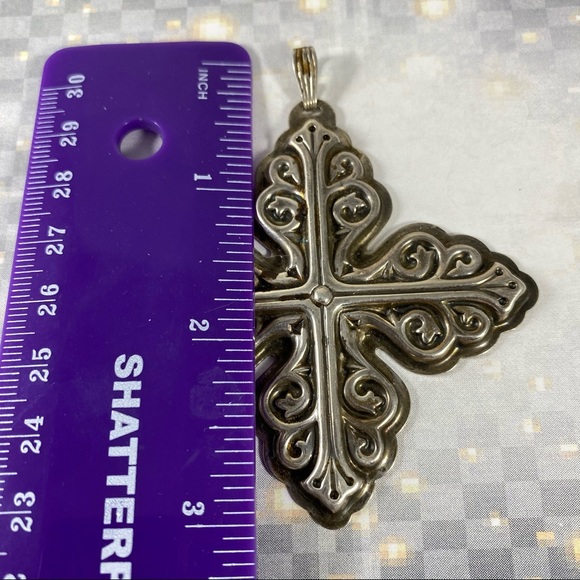 Large ornate Reed and Barton Sterling silver Maltese cross pendant - Picture 4 of 4